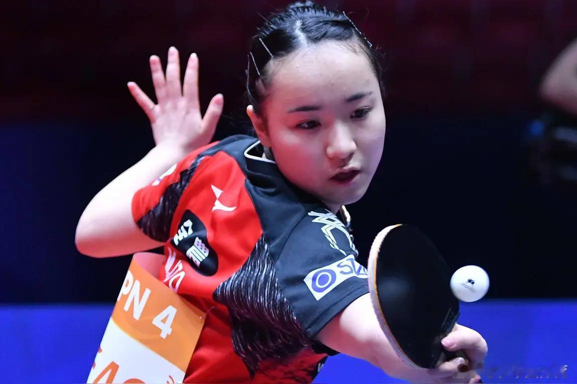 伊藤美诚打的是“快乐乒乓”！日本选手伊藤美诚爱笑，整场比赛她都在笑意盈盈中度过，