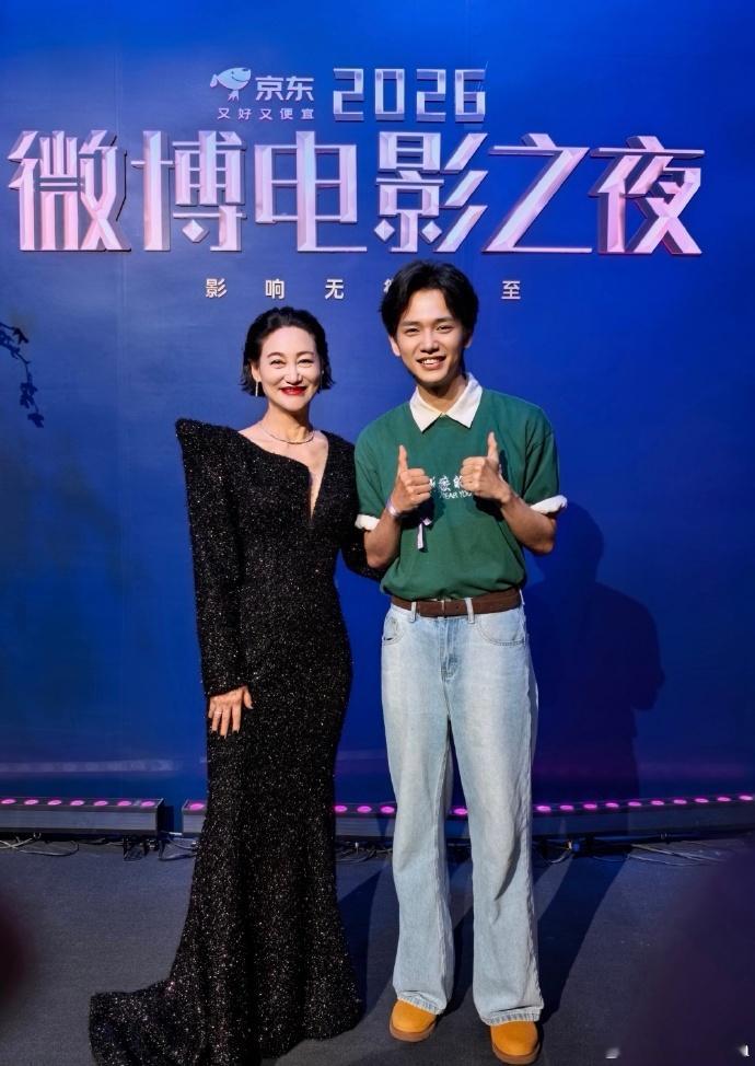 惠英红马丽合照惠英红李思潼合照 惠英红晒了好多微博电影之夜后台的合照，有马丽、李