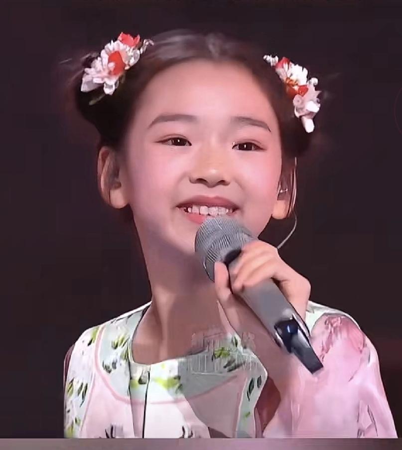董璇女儿小酒窝会不会太没有孩子气了。
她天生的高能量，宋佳说她性格超好。开朗，大