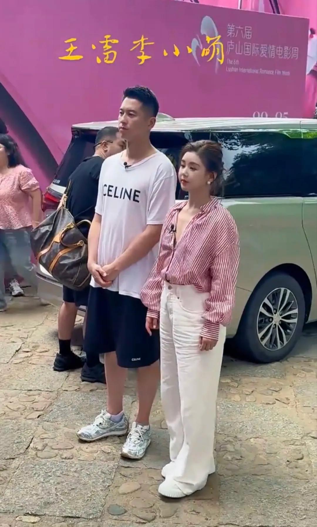 王雷高大帅气又洒脱，李小萌小巧玲珑还可爱，说他俩是天花板夫妻一点不为过！
路人偶