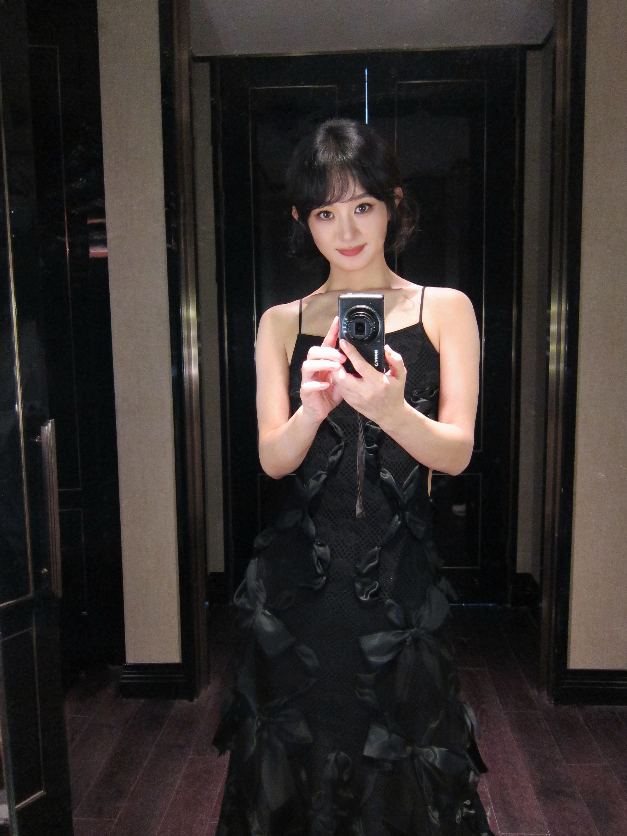 赵丽颖眼里的赵丽颖赵丽颖对镜拍就这样看着你工作室释出赵丽颖镜拍大片，直面镜头的眼
