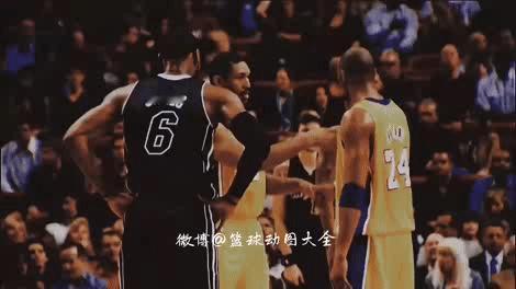 这才叫巨星对决！科比和詹姆斯球场上主动要求防守对方……连手势都是一样的！以前对方
