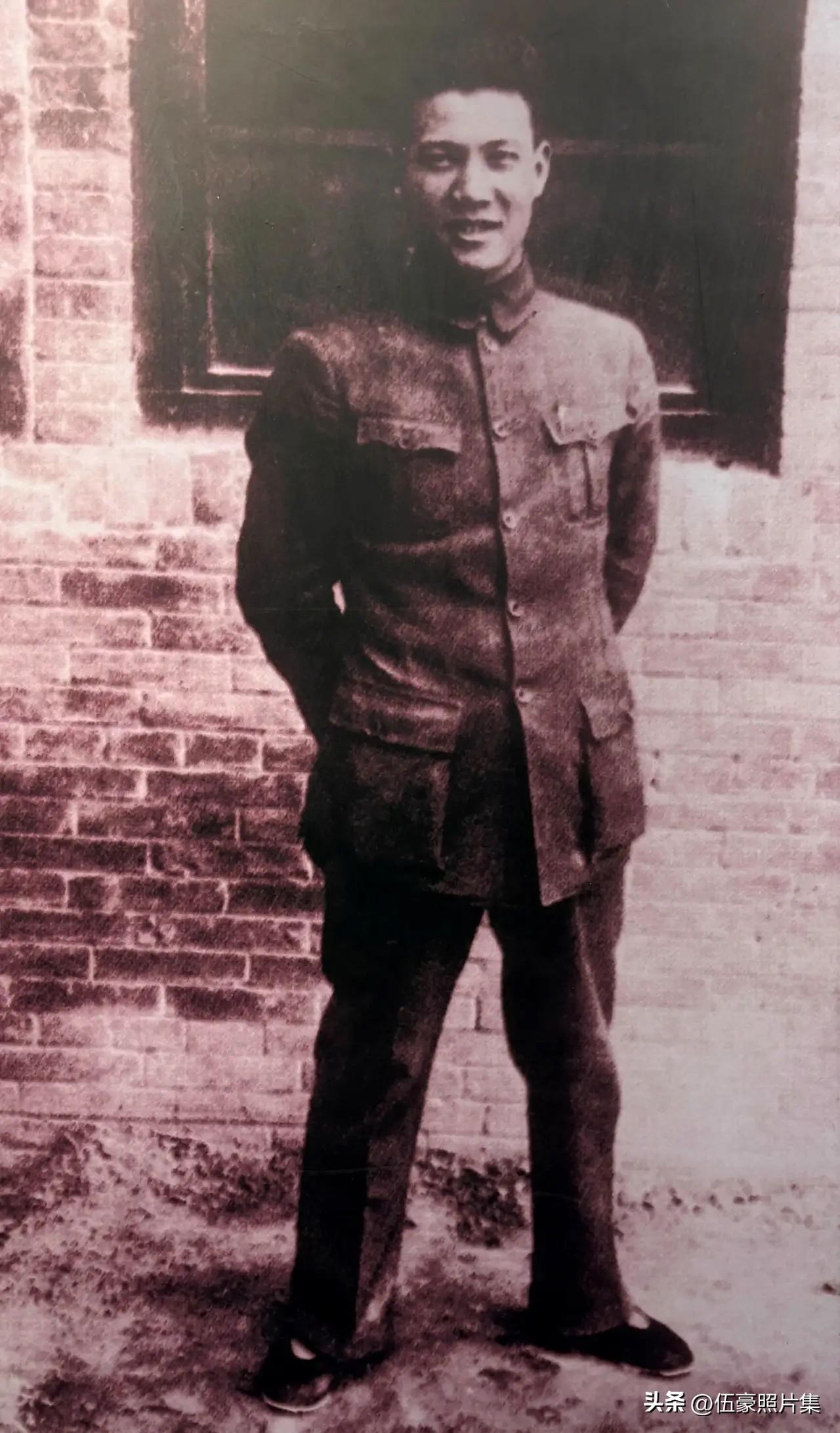 1937年抗战初期的张文彬的老照片。张文彬生于1910年，湖南平江人，原名张纯清