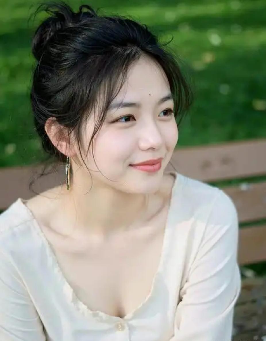 高中的时候，父亲总是拿他们学校一个同事的女儿教育我，说:你看看人家几点起床？你看