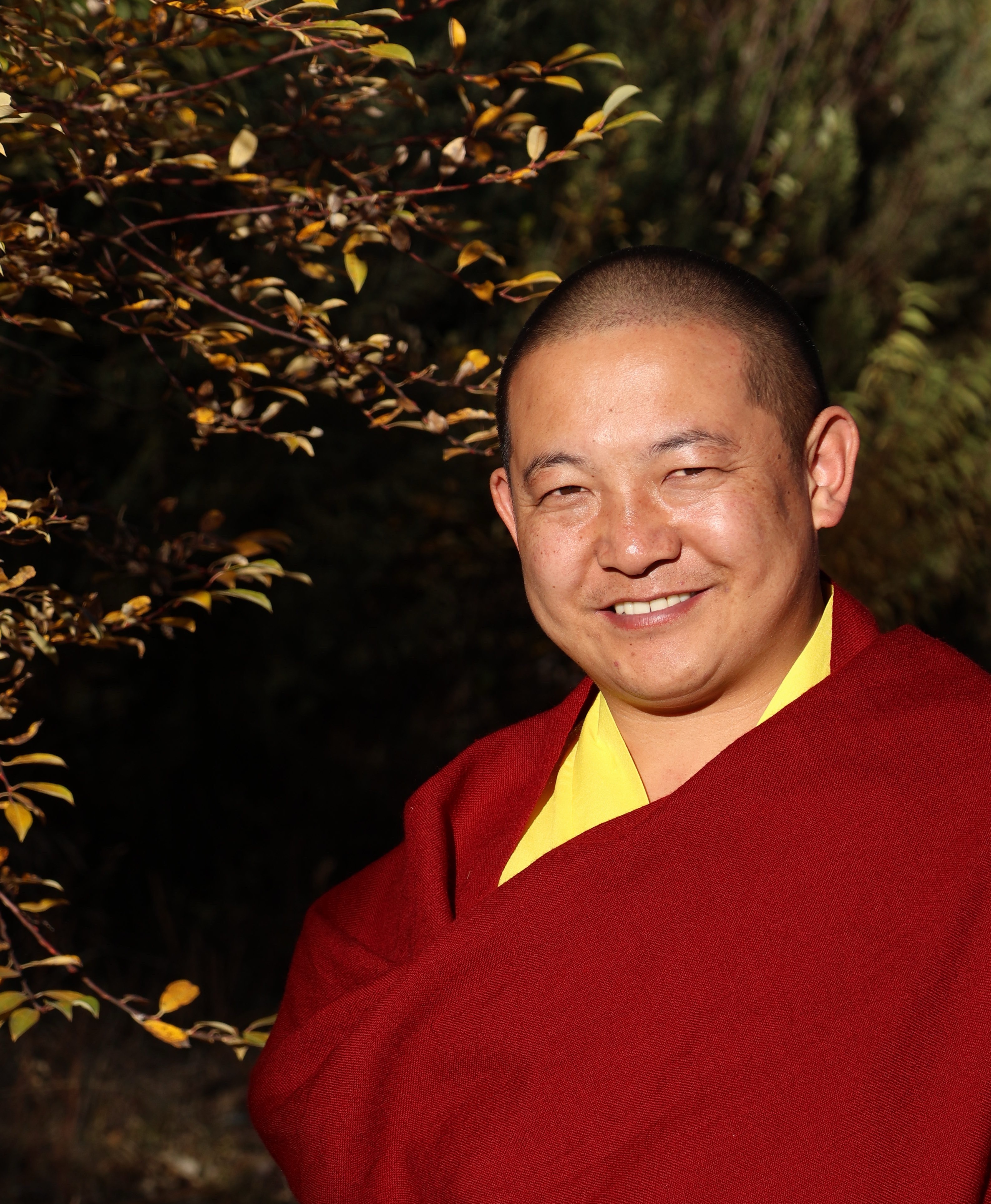 做一个真诚的人，就这一点已经难倒了这个时代中的大多数人。社会一直在宠坏爱演戏的人