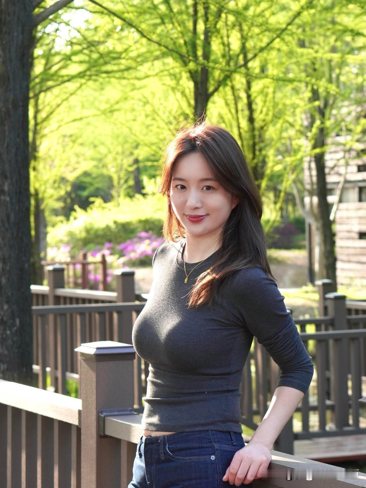 春日暖阳下，少女漫步在绿意盎然的公园中，阳光洒在她的脸上，温暖而迷人。