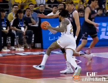 周琦开始统治篮下。