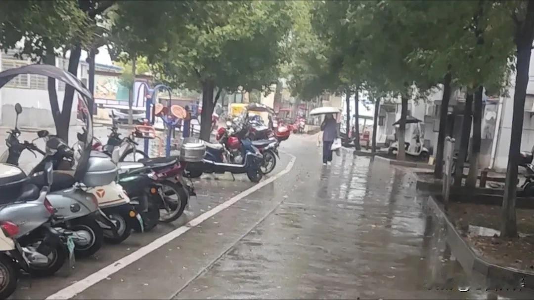 下联:桂花摇落故园秋
上联:机器震出新巷月
          (友友对下联)