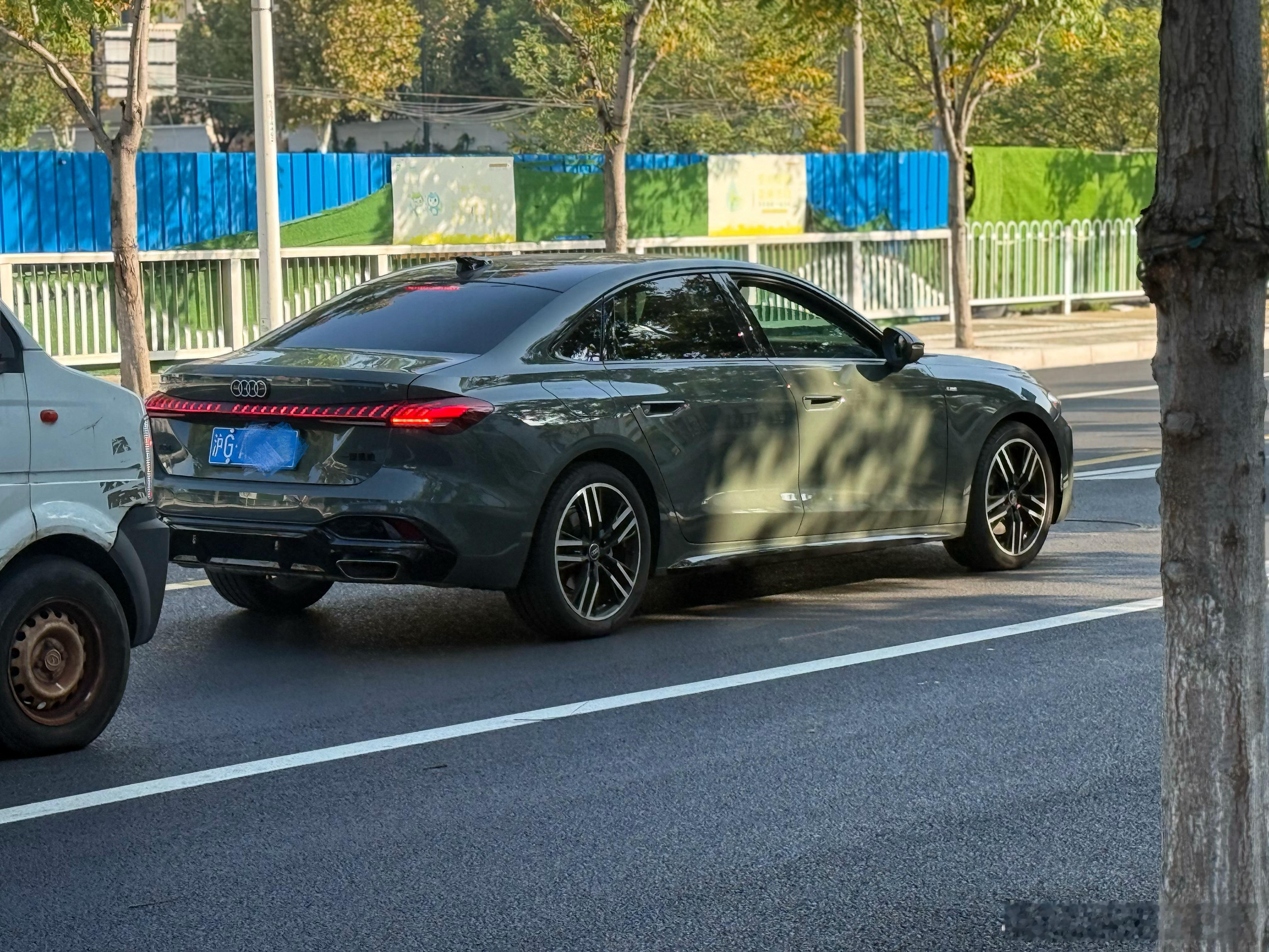 一汽奥迪A5L，活的。我一个经常不在上海的上海人在上海街头碰到第二次了。其实只想