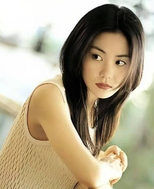 8月10日，王菲带着李嫣从云南大理返回北京，王菲明显消瘦，身材单薄像上了年纪的人