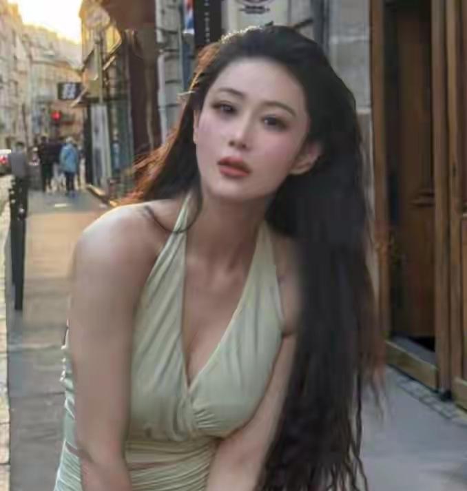 张馨予为什么会看上何捷？
原因很简单，
不是因为他出身好，也不是因为他长得帅，而