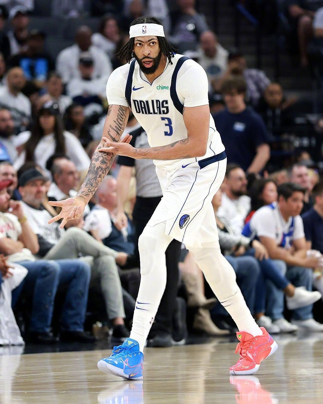 #NBA多队希望捡漏浓眉#  根据记者Jake Fischer 报道：“多队致电