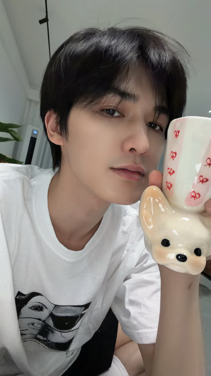 朱正廷方辟谣网传恋情 朱正廷方辟谣网传恋情！请给认真工作的艺人合理的隐私空间以及