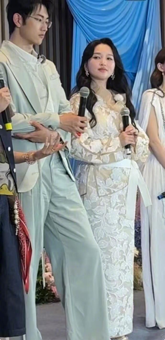 金莎否认怀孕 辟谣的尽头是官宣。被传怀孕，直接回应：没怀，是中俄往返三次倒时差肿
