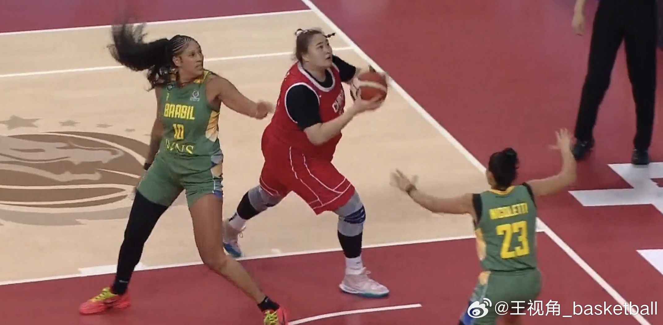 中国女篮vs巴西女篮，刘禹彤接球准备上篮，镜头突然切向场边女观众，虽然导播审美不