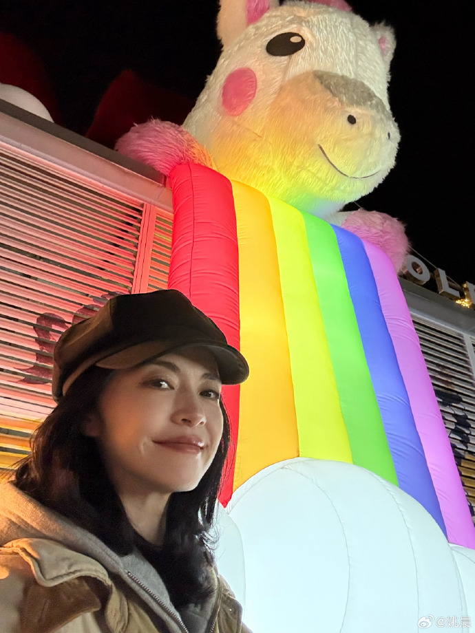 姚晨有过两段婚姻  姚晨官宣和第二任丈夫曹郁离婚，大姚的两段婚姻都结束了。恭喜姐