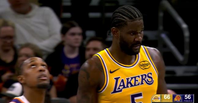 强烈建议湖人立刻裁掉中锋艾顿！在昨天湖人客场以110：113不敌太阳的比赛中，艾