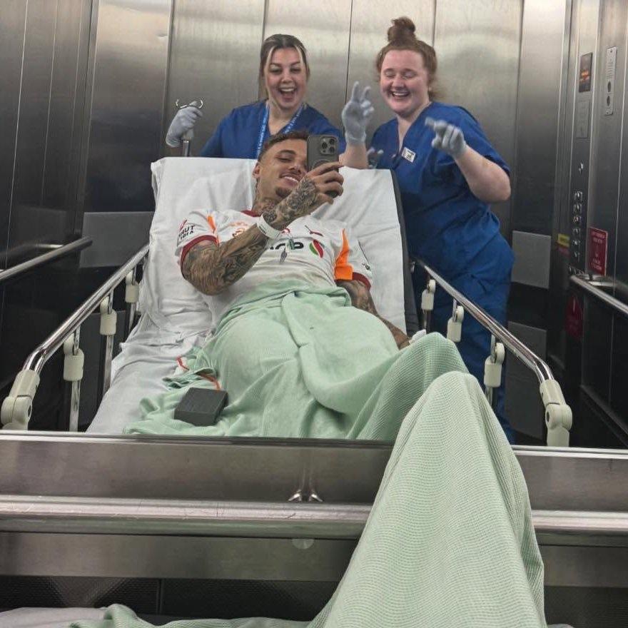 【毛了！加拉塔萨雷起诉欧足联】对阵利物浦遭遇手指割伤的诺阿·朗在社媒发文，称已经