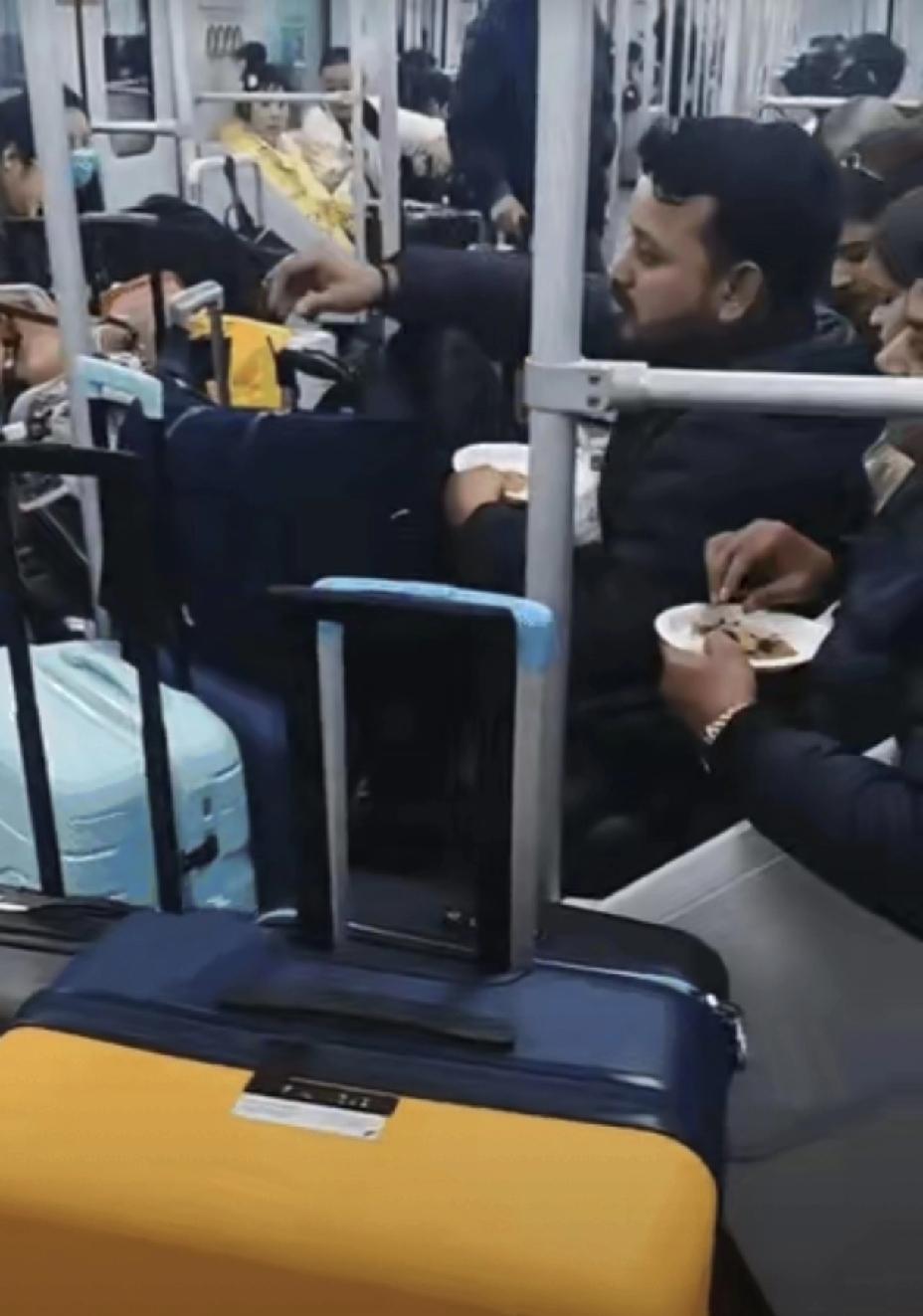 天哪，你敢相信，一群印度人公然坐在地铁里大口吃着咖喱手抓饭，竟然没有一人上山阻止