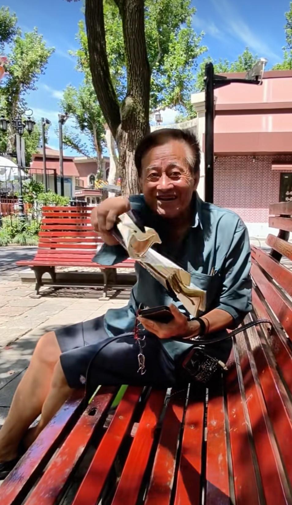 上海建工爷叔的优点还是蛮多的:一、82岁已经是高龄老人了，每天往返几十公里，还拎