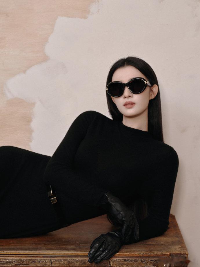 王楚然黑月光降维打击 王楚然黑月光造型直接封神！黑色长裙衬出她的清冷高贵，恶女气