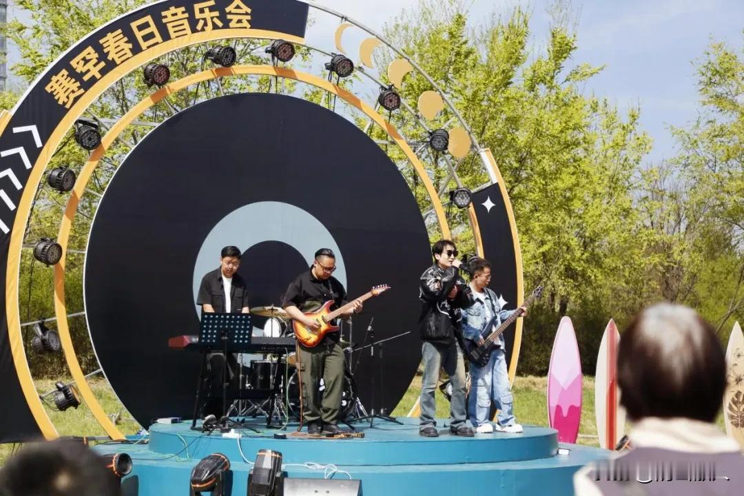 又一个“开门红”

数据出来了。五一假期第一天，呼和浩特就接待了国内游客60.8