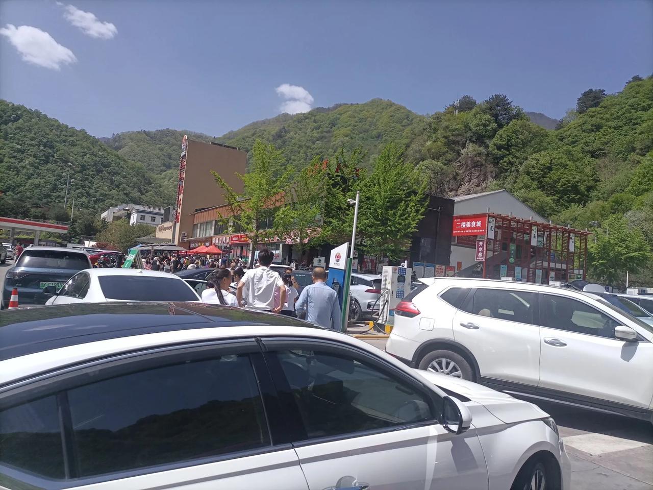 五一早上不到八点就从西安出发去安康市石泉县玩，一路上真是不好走，路上车很多，遇到