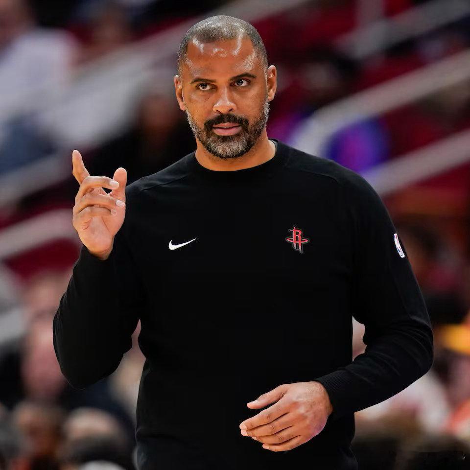 赛后乌度卡分析了火箭在常规时间末段两次失误导致6分领先优势被葬送的过程：“低级离