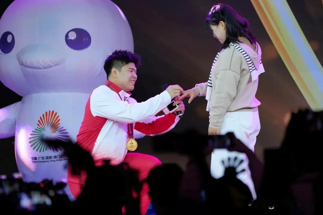 第十五届全运会举重男子102公斤级决赛，来自天津的奥运冠军刘焕华以抓举185公斤