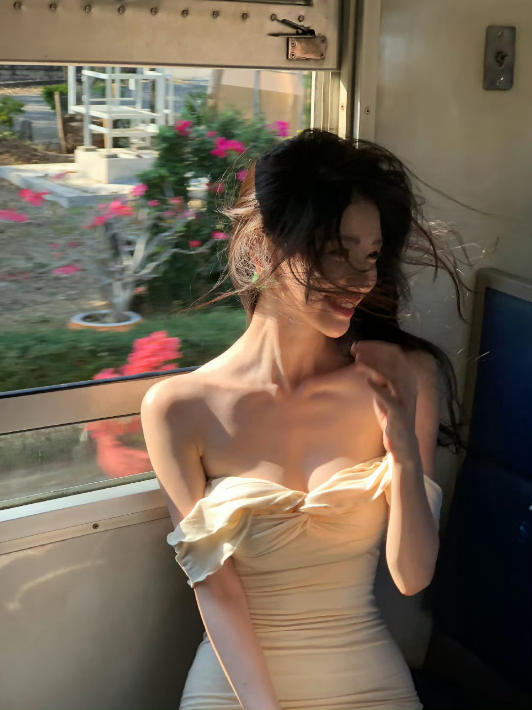 方圆鼻子上的疤痕机场随手拍到方圆，没化妆都这么好看，颜值太抗打 