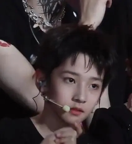 佟弋 佟弋佟弋💙🤍缘分相聚🔷◻️五代练习生佟弋💙🤍可盐可甜🔵⚪️🔵