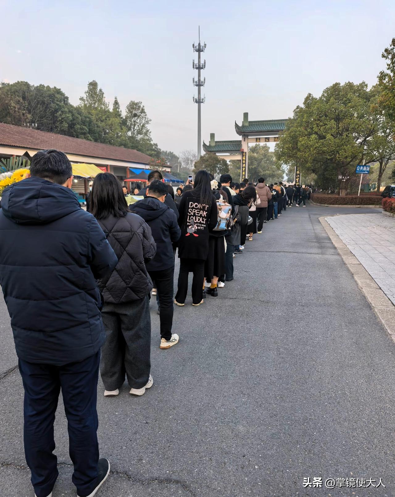 明星离世都没他影响力大！

张雪峰的追悼会，好多人从凌晨就往殡仪馆赶，5点多殡仪