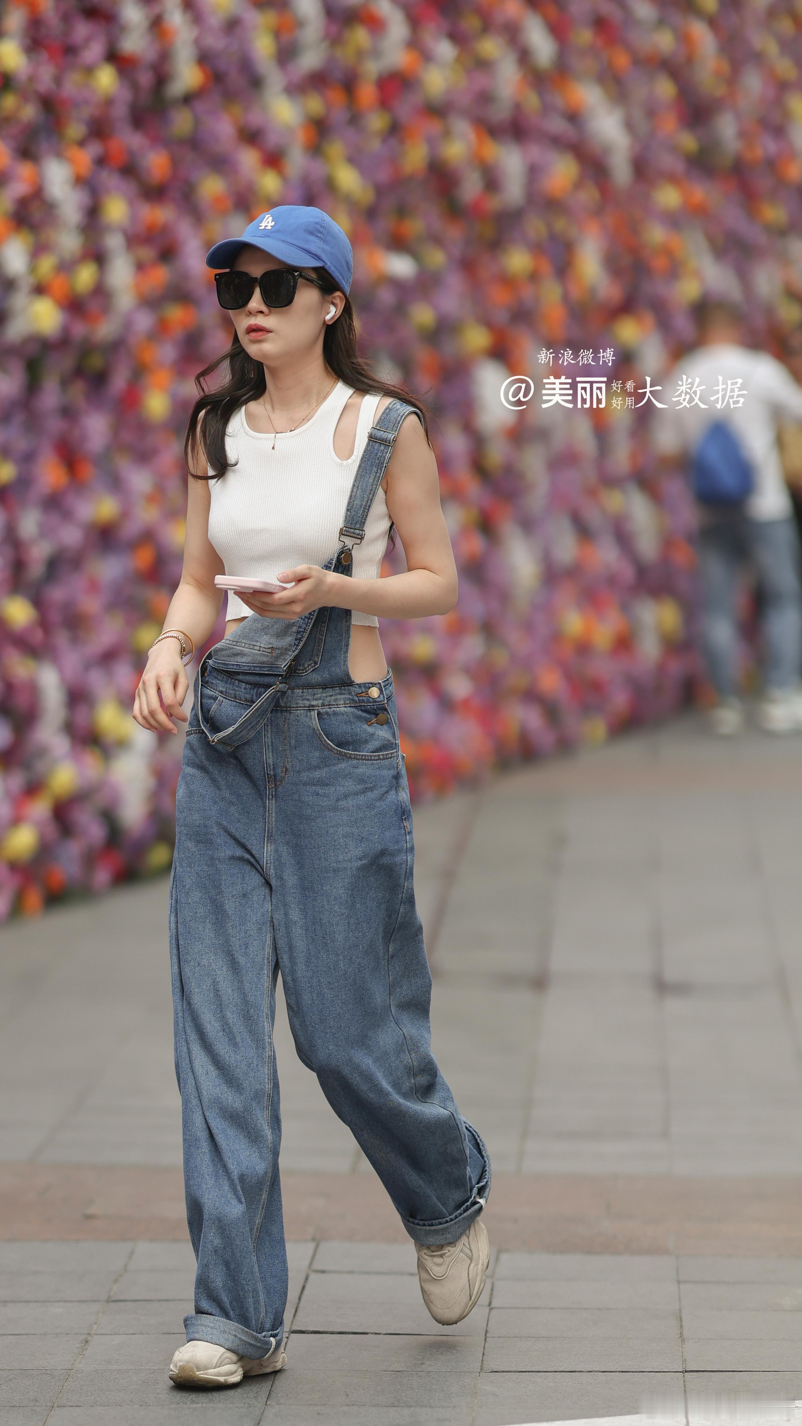 如果规规矩矩地穿，这条背带牛仔裤👖就失去了灵魂。 ​​​