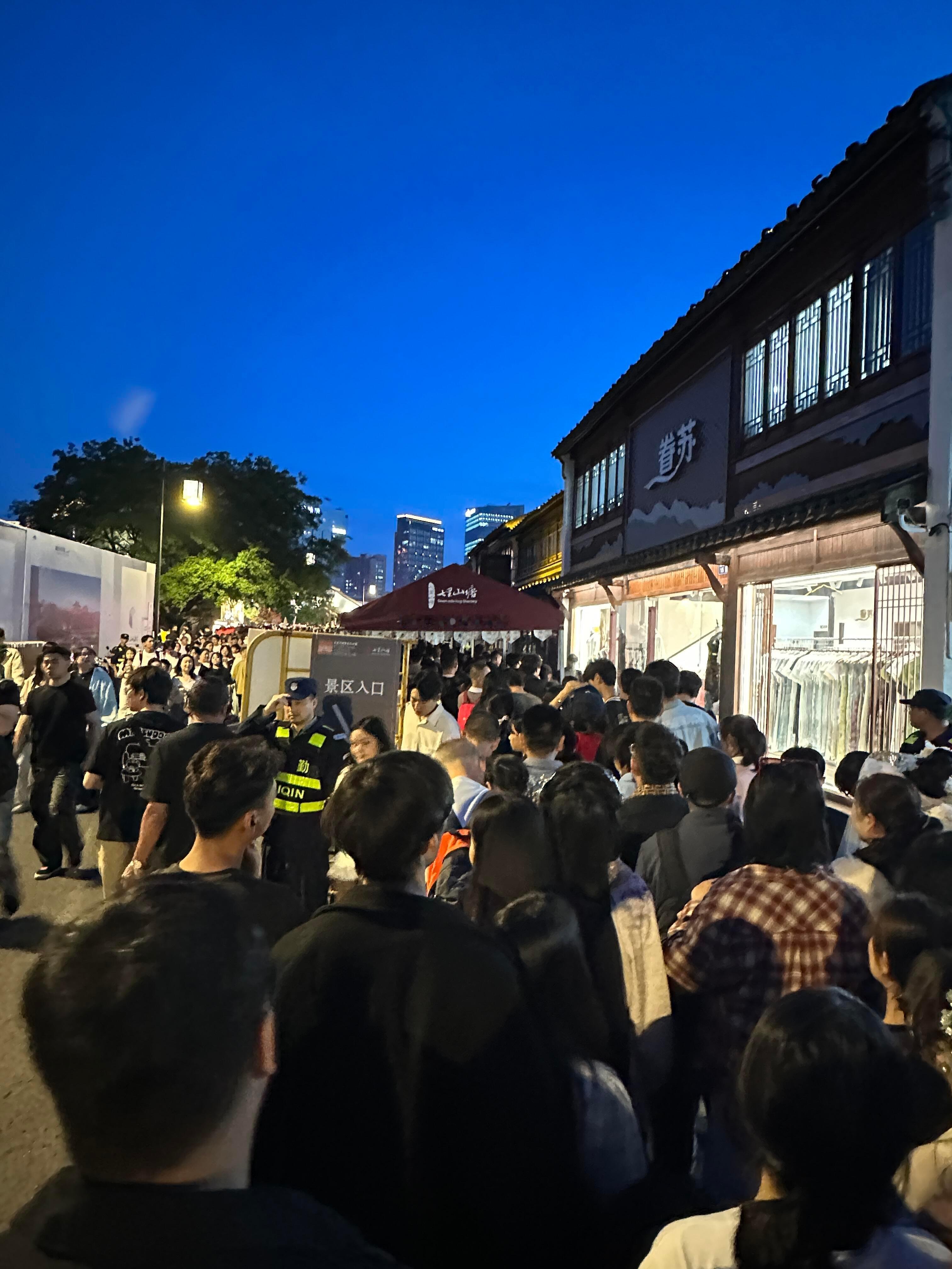 五一排队现状五一出游主打一个人从众！景点门口排成长龙，队伍望不到头，一半时间都耗