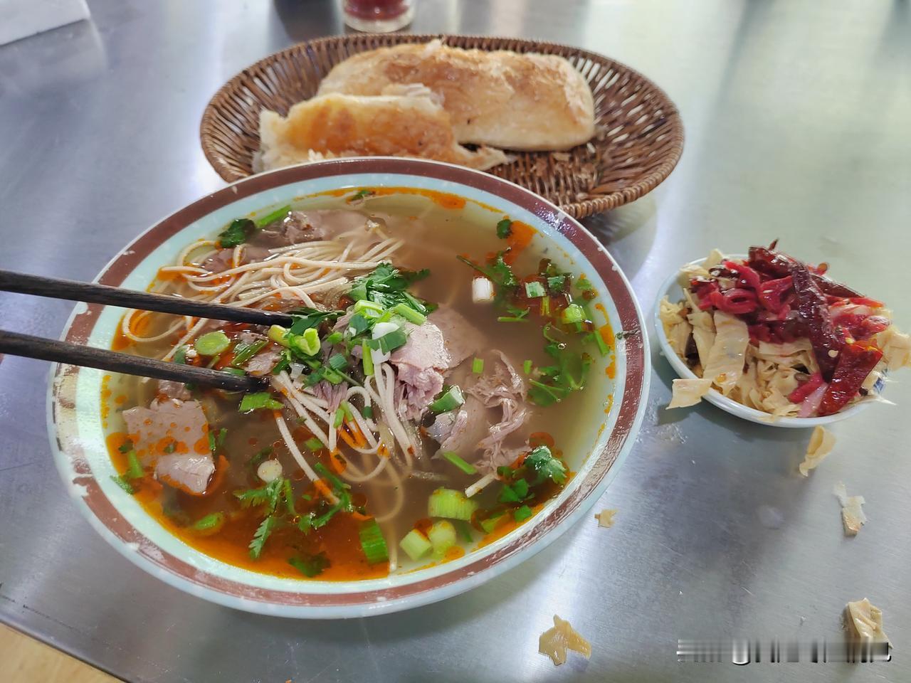 吃在峄城①——牛肉粉丝汤｜不知从哪年开始，枣庄开了一大批“淮南牛肉粉丝汤”，峄城