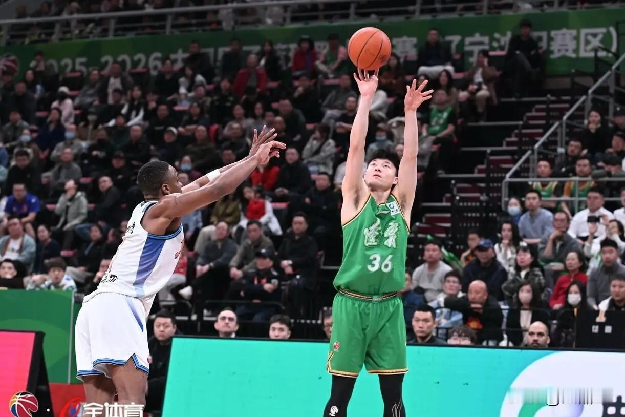 难怪辽篮重用鄢手骐！像极单位可爱同事！

你们单位是不是有这么一位同事？平时话不