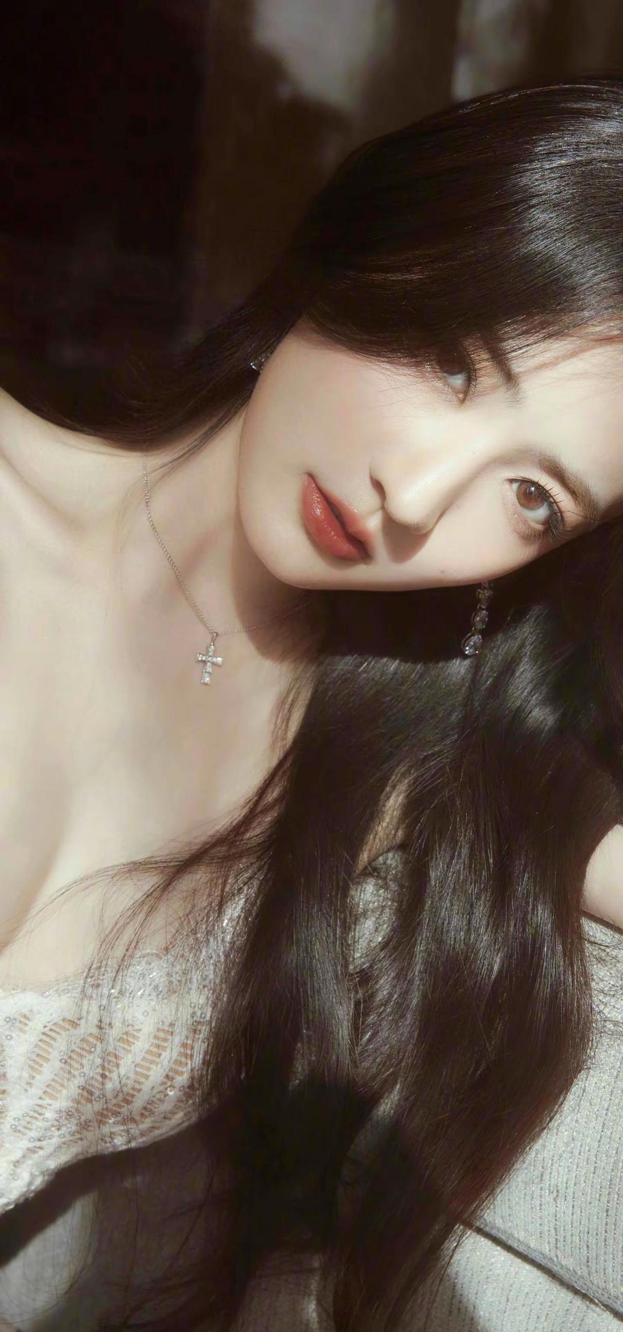 ‌标题‌：徐璐白色吊带裙，慵懒纯欲风绝了。徐璐身着白色吊带裙，大波浪卷发轻垂，慵