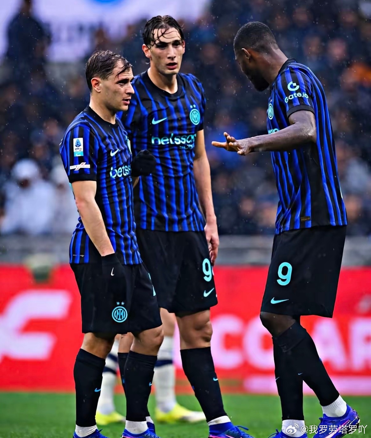 国际米兰  对于国际米兰而言，这无疑是一个颇为微妙的周日。其两大竞争对手AC米兰