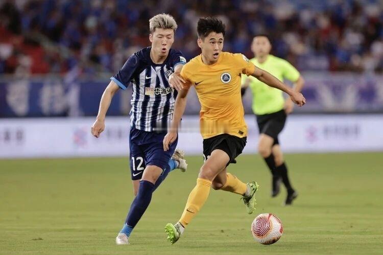 ▼ 戴伟浚不想留在申花 降薪一半+0签字费+接受替补重回新鹏城据此前报道，26岁