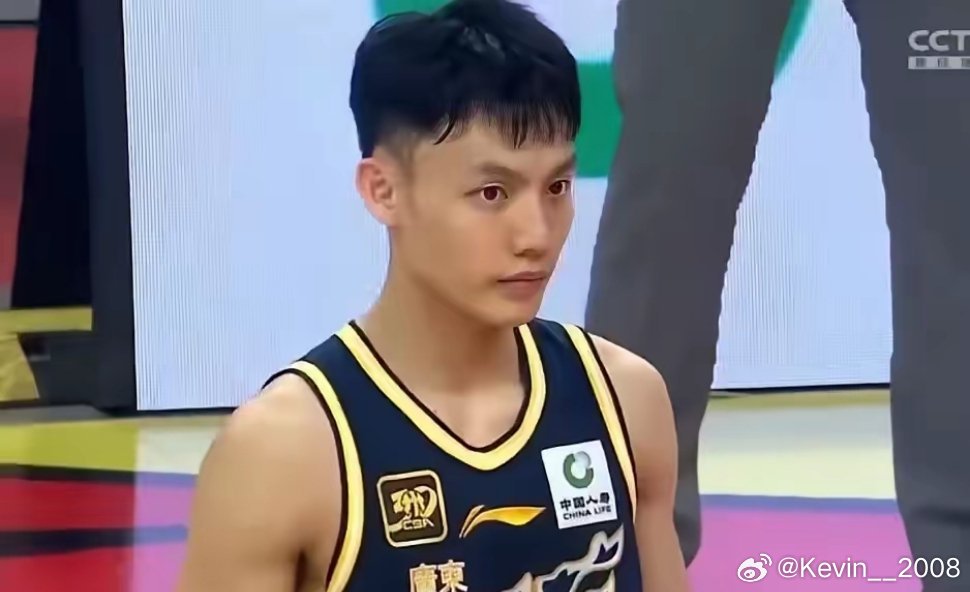 易建联的事件好不容易才平息下来，徐杰又被前女友各种吐嘈抹黑，特别是徐杰正值职业黄