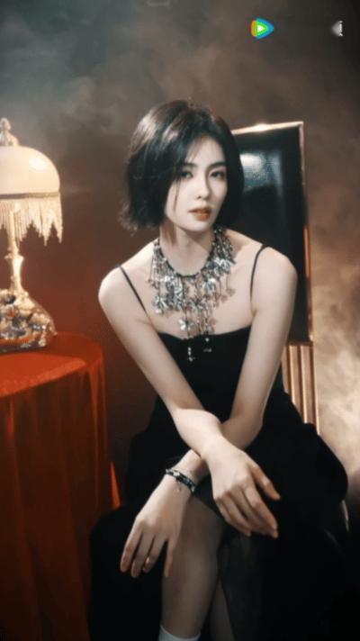 白鹿短发形象也会让你们眼前一亮的长发是青涩懵懂的王韵娜，短发迎来角色蜕变。白鹿长