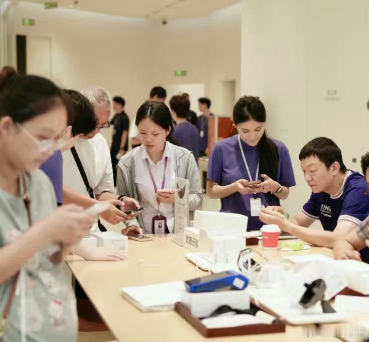 华为阔直板首日销量破18万 两天发布就开卖，首日还能卖出18万台，说明用户等的不