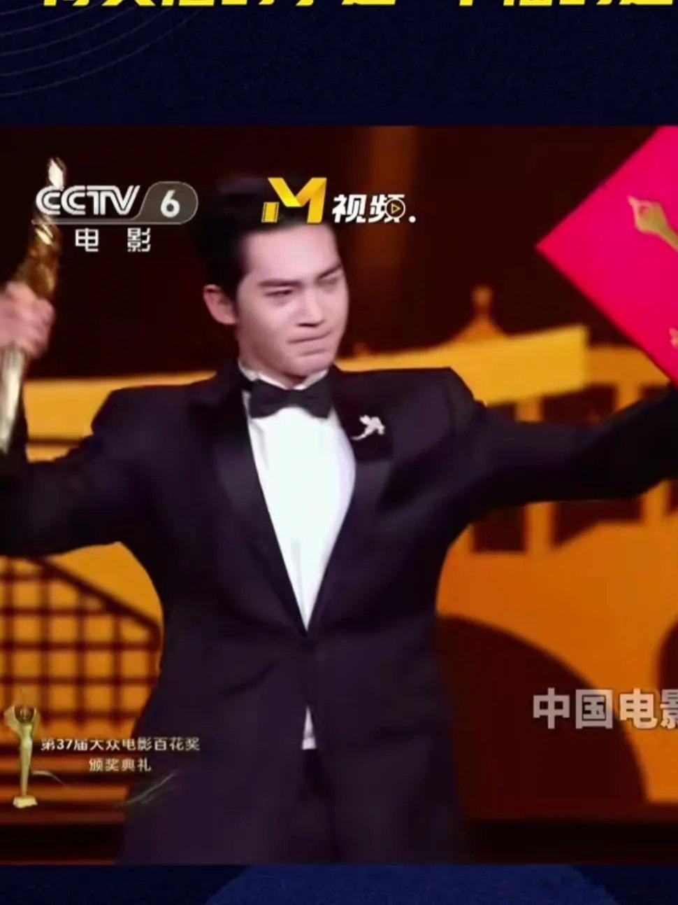 于适是不是表演型人格呀，拿个配角奖就这么装 ​​​