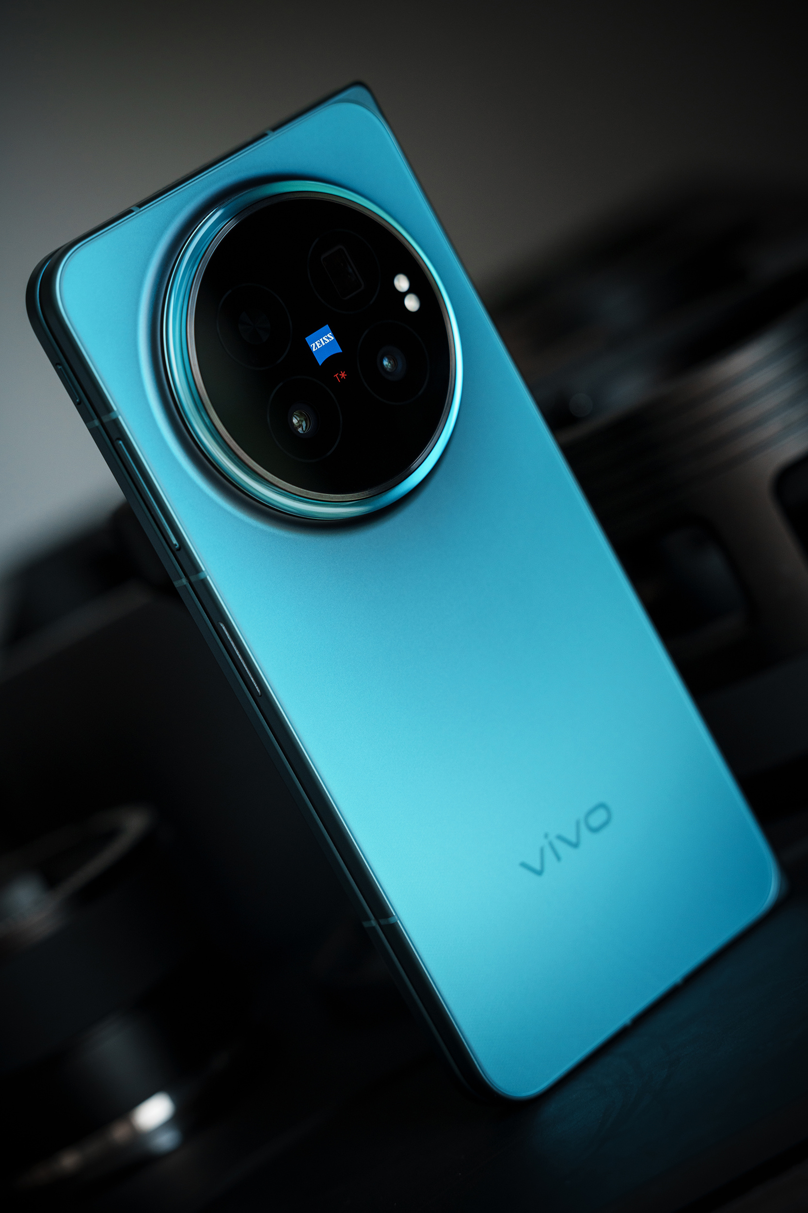 vivo X Fold6「蓝洞」﻿它不只是一种颜色，更是一种深度。既有着夏日的清