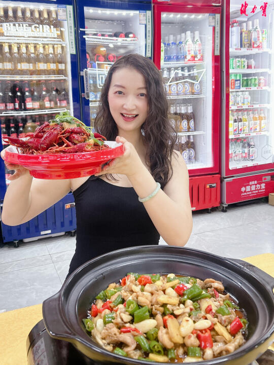 涂了植村秀不沾杯的唇釉来吃大虾，结果。。。