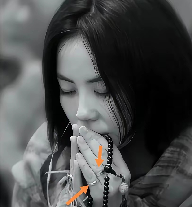 “双手合十”的王菲十年前右手戴两个戒指，如今没有戴戒指。 