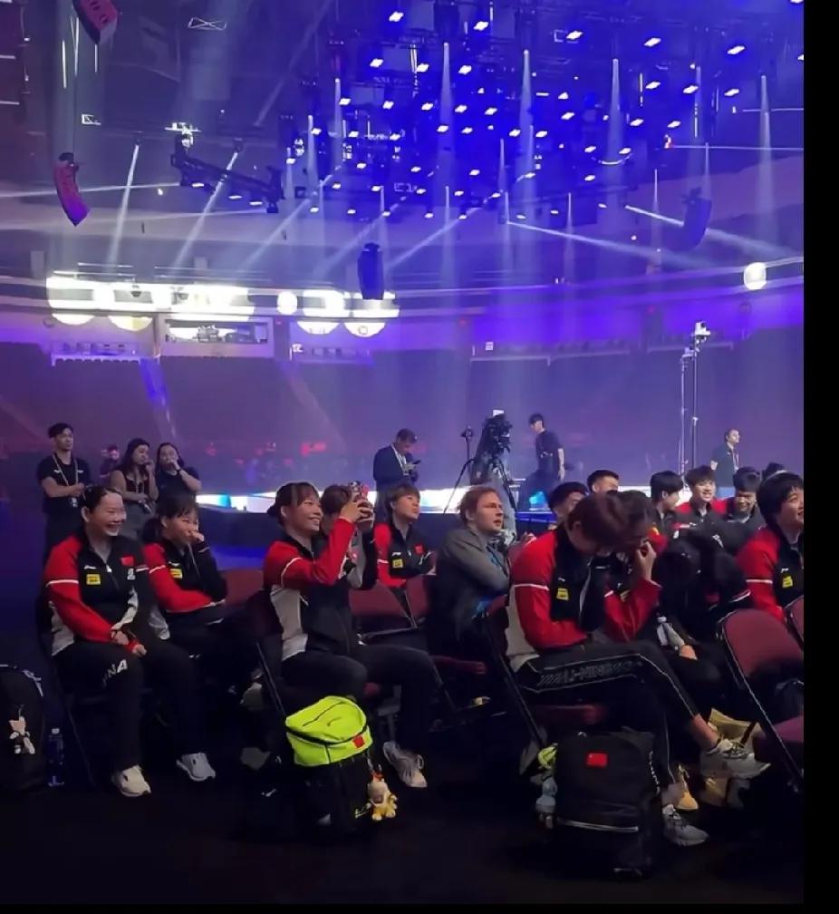 美国大满贯抽签名场面！国乒这幕太鲜活
 
美国大满贯抽签仪式现场，国乒这边热闹炸