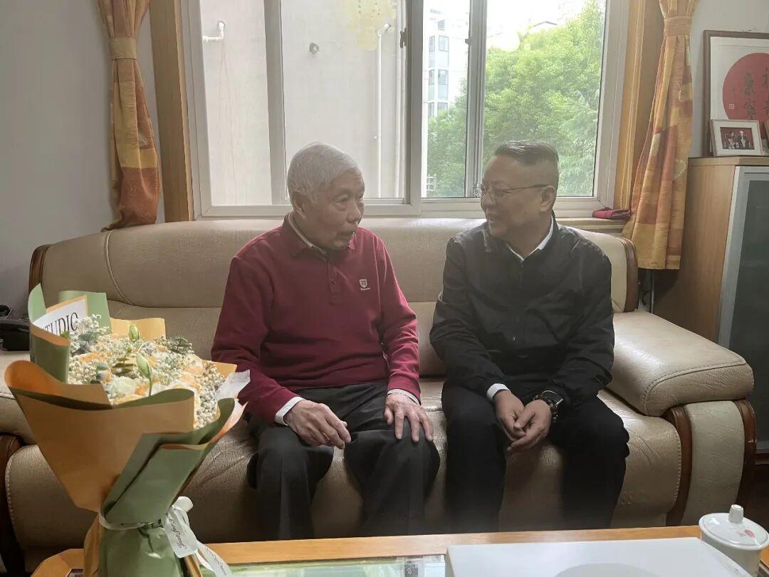 重阳尊师敬老情
        10 月 12 日上午，静安区实验中学陈学文校长