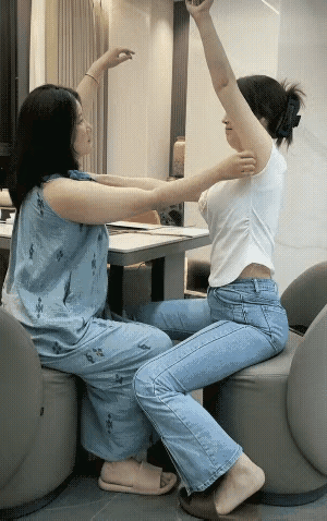 现在客人来的少，店员在店里玩起了游戏？快乐工作