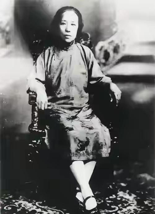 1941年，何香凝乘船遇海匪，被一伙人开枪逼停船，整船人陷入绝望，她却不慌说：跟